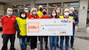 L'assegno del Conad all'Emporio solidale