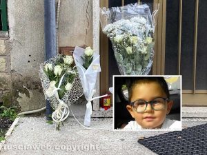 Vetralla - Bimbo ucciso - Fiori per il piccolo Matias Tomkow