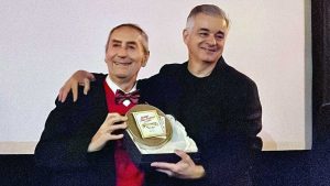 Filippo Vendemmiati e Franco Grillini, regista e protagonista di Let’s kiss, con il premio del pubblico