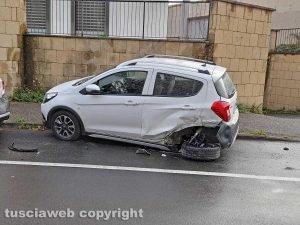 Macchina incidentata in via Zara