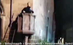 Viterbo - L'immagine del 'personaggio' che predica dal pulpito di San Tommaso