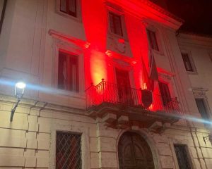Orte - Palazzo Nuzzi illuminato di rosso contro la violenza sulle donne