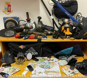 Furti in villa nella Tuscia e Roma, tre arresti - La refurtiva e gli arnesi da scasso sequestrati