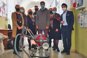 Bassano Romano - Il comune consegna alla scuola secondaria un apparecchio per l'igienizzazione