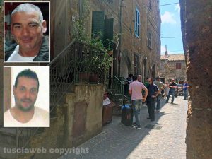 Barbarano Romano - In fondo la casa in cui sono stati trovati morti i due cugini - Nei riquadri i cugini Fausto Fortuna e Adriano Fortuna