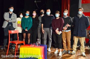 Viterbo - Allessandro Zan assieme ai ragazzi del comitato che ha promosso la candidatura della città al Pride
