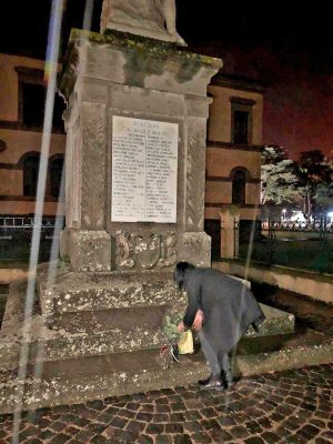 La deposizione al monumento dei caduti