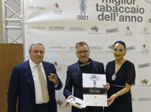 Fabio Ventura, al centro, Miglior tabaccaio dell'anno