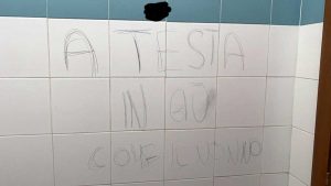 Vignanello - Le scritte apparse sui muri e sui banchi del Midossi