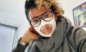 Federica Miralli mostra la mascherina trasparente