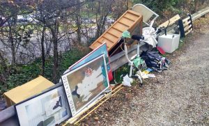 Roma - I rifiuti scaricati alla riserva dell'Aniene