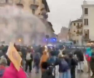 Padova - Scontri in piazza tra polizia e manifestanti