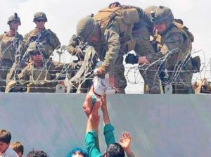Kabul - Il piccolo Sohail affidato ai soldati