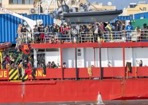 La nave Sea Eye con a bordo migranti