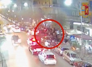 Napoli - La rissa tra gruppi rivali