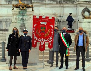 Roma - Il sindaco di Canepina, Aldo Moneta, e una delegazione dell'amministrazione all'Altare della Pace
