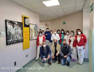 Viterbo - Il gruppo d'arte Incontriamo il nostro tempo dona tre opere al reparto malattie infettive di Belcolle