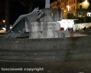 Viterbo - Il monumento ai paracadutisti al buio