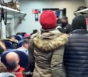 Orte - Viaggiatori in piedi sul treno per Roma
