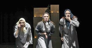 Lo spettacolo teatrale "Pezzi. Si vive per imparare a restare morti tanto tempo"