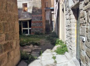 Viterbo - Degrado allo slargo dietro palazzo Gatti