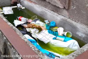 Viterbo - Incuria nella fontana davanti al cimitero