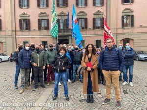 Viterbo - I lavoratori di Aquilanti assieme ai sindacalisti Donatella Ajala (Filcams Cgil), Elvira Fatiganti (UilTucs) e Guido Calà (Fisascat Cisl)