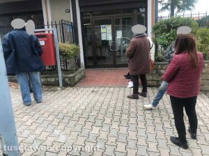 San Martino al Cimino - La fila fuori l'ufficio postale