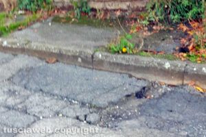 Viterbo - Buche in via Giuseppe Ricci