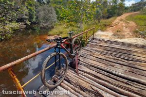 In mountain bike lungo Praia do Forte a Salvador de Bahia