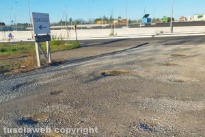 Viterbo - Buche lungo la strada per andare al cimitero
