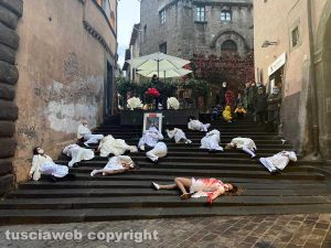 Viterbo - Yarn Bombing e Click! in piazza per un flash mob