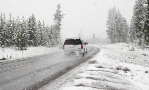 Auto in viaggio con la neve