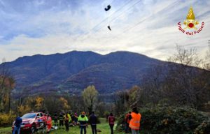 Torino - Parapendista impigliata nei cavi dell'alta tensione