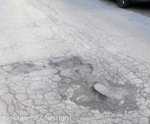 Viterbo - Asfalto dissestato a via Monte Grappa