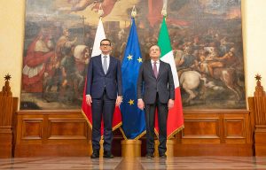 Mario Draghi e il premier della Polonia Mateusz Morawiecki