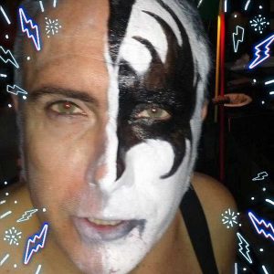 Fabio Marchetti in una intensa foto mentre si trucca per esibirsi con la tribute band dei Kiss