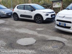 Viterbo - Buche al piazzale alla rotatoria vicino via Belluno