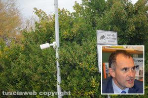 Tarquinia - Una delle videocamere alle Saline e nel riquadro l'avvocato Paolo Pirani
