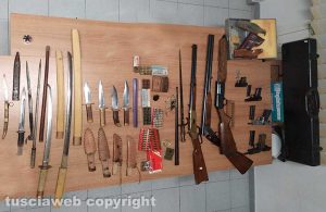 Capranica - L'arsenale di armi sequestrate dai carabinieri