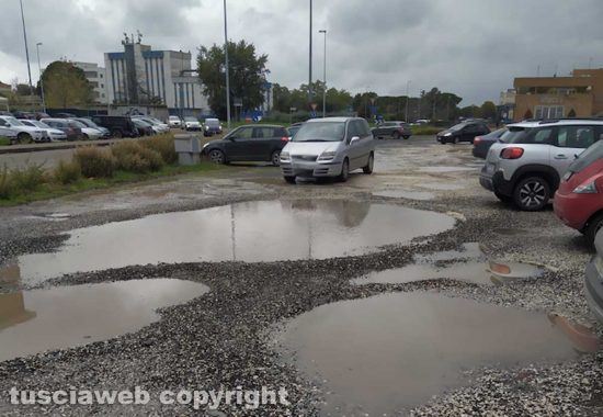 Tribunale - I crateri del parcheggio quando piove