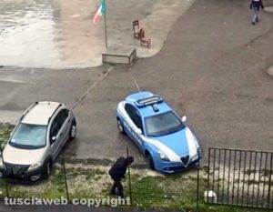 Viterbo - Omicidio di Natale - Il sopralluogo della polizia per cercare il coltello