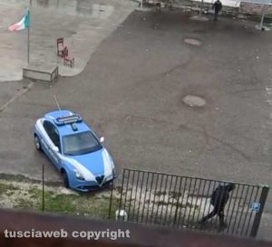 Viterbo - Omicidio di Natale - Il sopralluogo della polizia per cercare il coltello