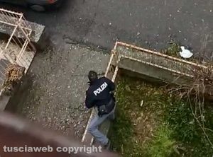 Viterbo - Omicidio di Natale - Il sopralluogo della polizia per cercare il coltello