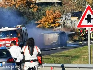 Montefiascone - Incidente con auto a fuoco sulla Cassia