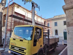 Civitavecchia - I lavori sul tetto della palestra della scuola Cialdi
