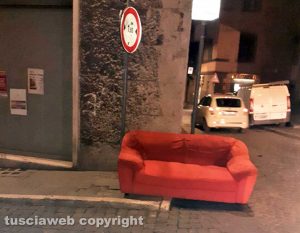 Viterbo - Divano in mezzo alla strada a via della Marrocca