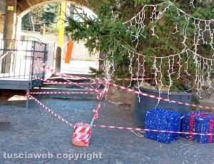 Viterbo - Fettucce vicino agli addobbi natalizi a San Sisto