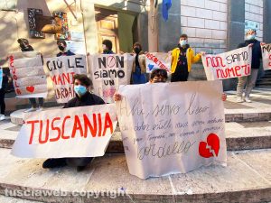 Viterbo - La protesta degli studenti di Tuscania sotto palazzo Gentili