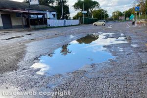 Viterbo - Buche in via San Camillo De Lellis